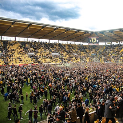 Alemannia Aachen Fans Platzsturm Tivoli Aufstieg 3. Liga 27.04.2024 Tausende Alemannia Aachen Fans strömen in den Innenraum Platzsturm um den Aufstieg in die 3. Liga zu feiern. Emotionen, Freude, Gesang, Pyro Bengalos, Rauch Fußball, 31. Spieltag Regionalliga West Saison 2023/2024: TSV Alemannia Aachen gegen 1. FC Bocholt am 27. April 2024 im Stadion Tivoli in Aachen Nordrhein-Westfalen / Deutschland / GER. Endstand 1:2 vor 31.034 Zuschauern. *** Alemannia Aachen Fans Platzsturm Tivoli Aufstieg 3 Liga 27 04 2024 Thousands of Alemannia Aachen fans pour into the stadium Platzsturm to celebrate the promotion to the 3 Liga Emotions, joy, singing, pyro Bengalos, smoke Football, 31 Matchday Regionalliga West Season 2023 2024 TSV Alemannia Aachen vs 1 FC Bocholt on April 27, 2024 at Stadion Tivoli in Aachen Nordrhein Westfalen Germany GER Final score 1 2 in front of 31 034 spectators
