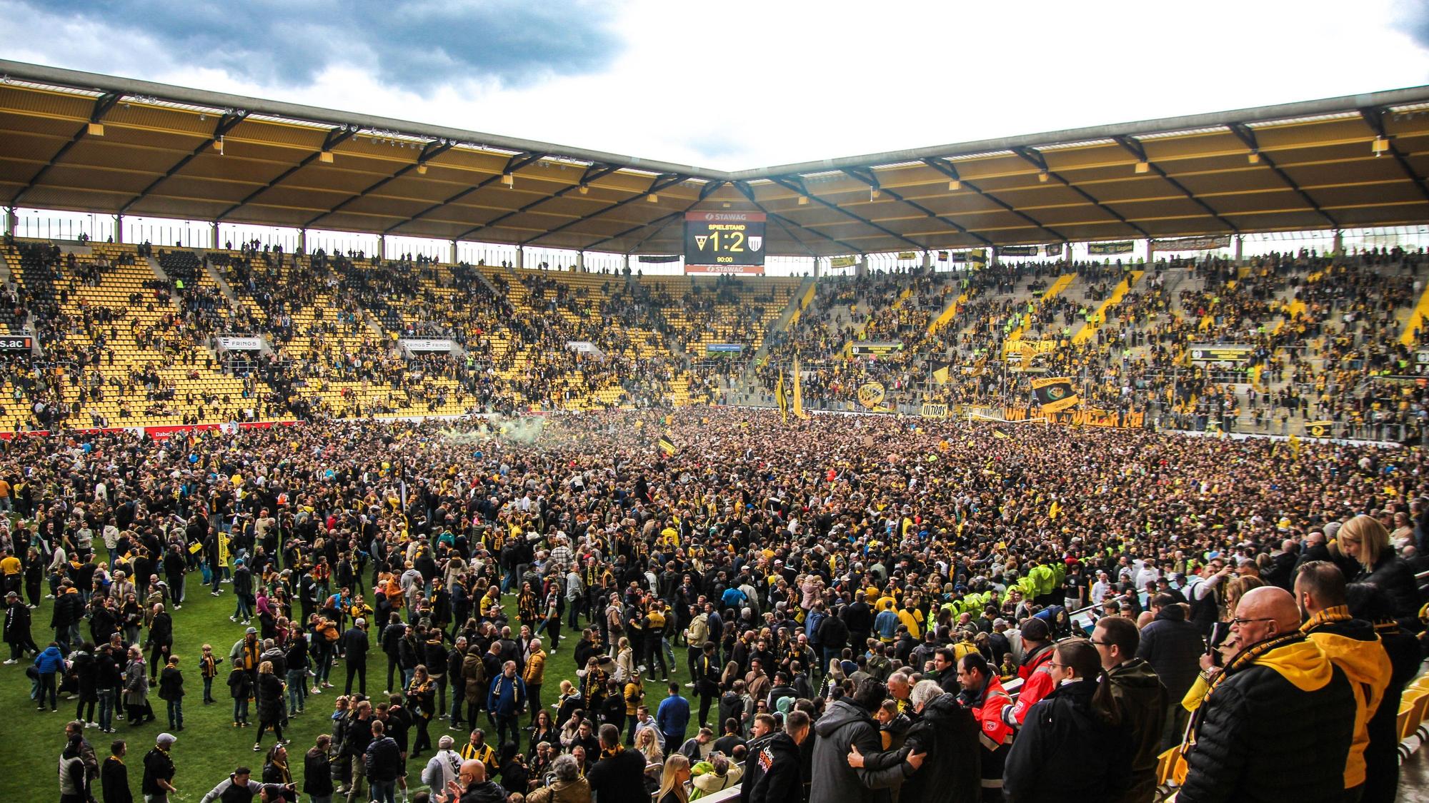 Alemannia Aachen Fans Platzsturm Tivoli Aufstieg 3. Liga 27.04.2024 Tausende Alemannia Aachen Fans strömen in den Innenraum Platzsturm um den Aufstieg in die 3. Liga zu feiern. Emotionen, Freude, Gesang, Pyro Bengalos, Rauch Fußball, 31. Spieltag Regionalliga West Saison 2023/2024: TSV Alemannia Aachen gegen 1. FC Bocholt am 27. April 2024 im Stadion Tivoli in Aachen Nordrhein-Westfalen / Deutschland / GER. Endstand 1:2 vor 31.034 Zuschauern. *** Alemannia Aachen Fans Platzsturm Tivoli Aufstieg 3 Liga 27 04 2024 Thousands of Alemannia Aachen fans pour into the stadium Platzsturm to celebrate the promotion to the 3 Liga Emotions, joy, singing, pyro Bengalos, smoke Football, 31 Matchday Regionalliga West Season 2023 2024 TSV Alemannia Aachen vs 1 FC Bocholt on April 27, 2024 at Stadion Tivoli in Aachen Nordrhein Westfalen Germany GER Final score 1 2 in front of 31 034 spectators