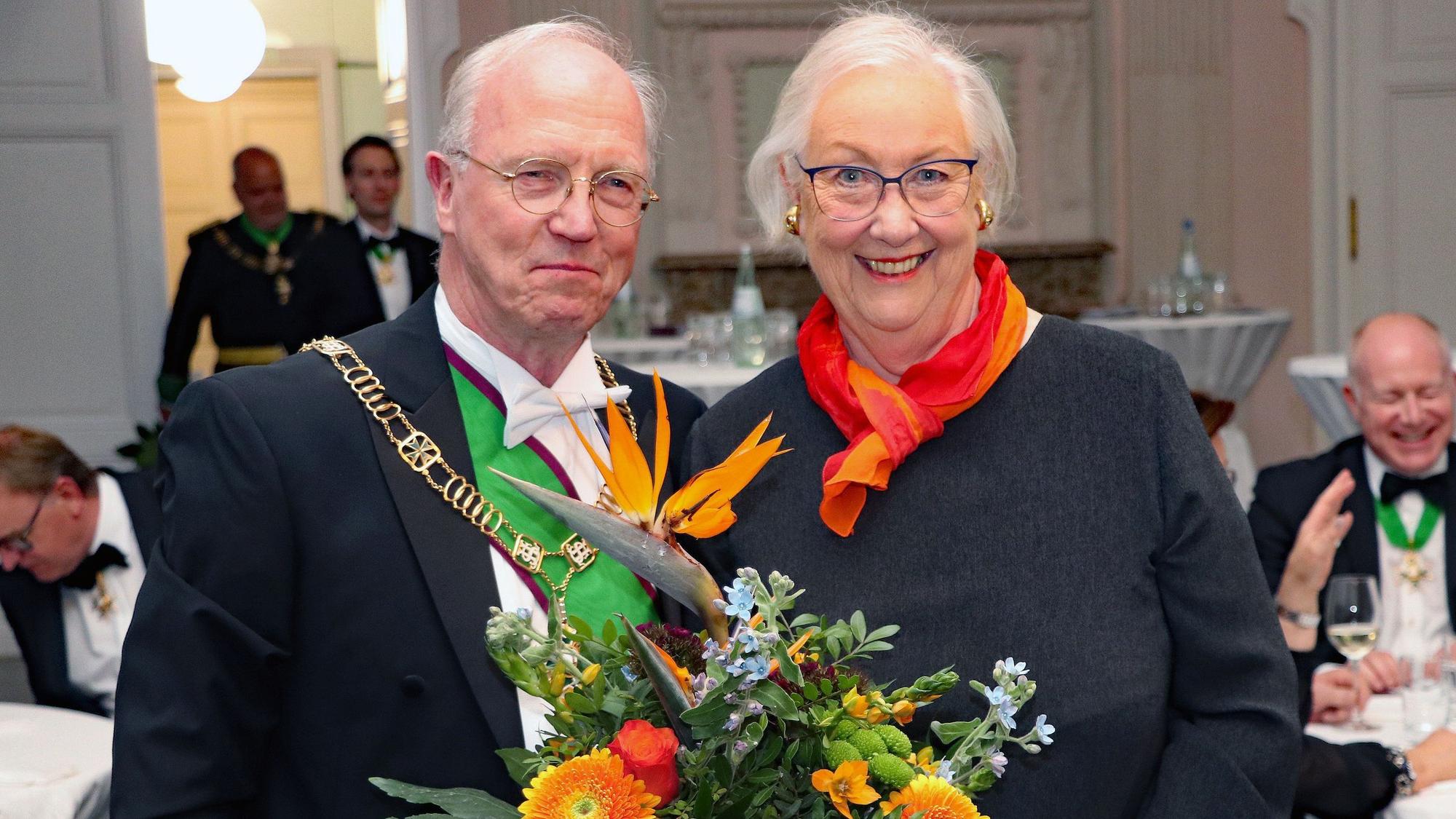 Mit einem Blumenbukett dankte Großprior Dr. Rudolf Wansleben Staatsekretärin a.D. Dr. Marion Gierden-Jülich für ihren Vortrag.