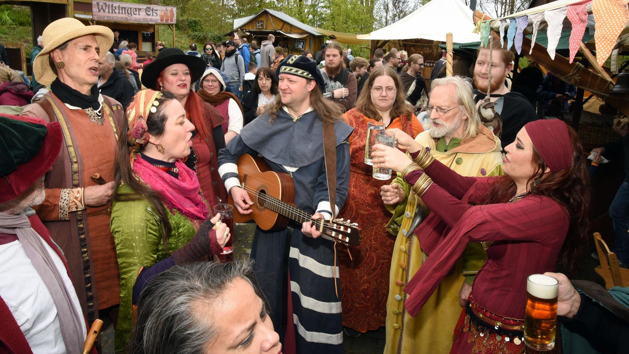 Buntes Treiben auf dem Mittelaltermarkt auf Schloss Homburg in Nuembrecht.
