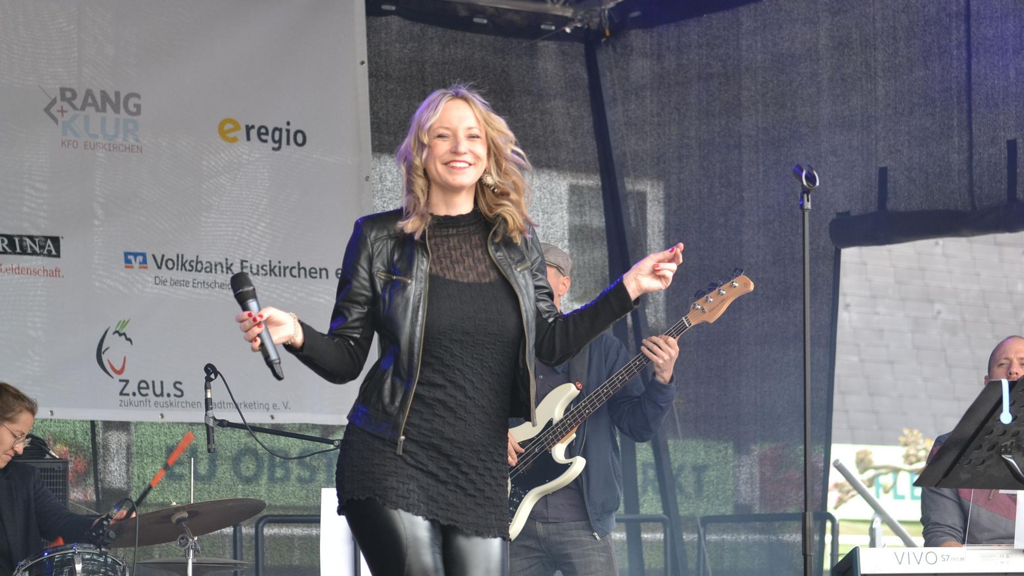 Das Bild zeigt eine Band auf der Bühne am Alten Markt.