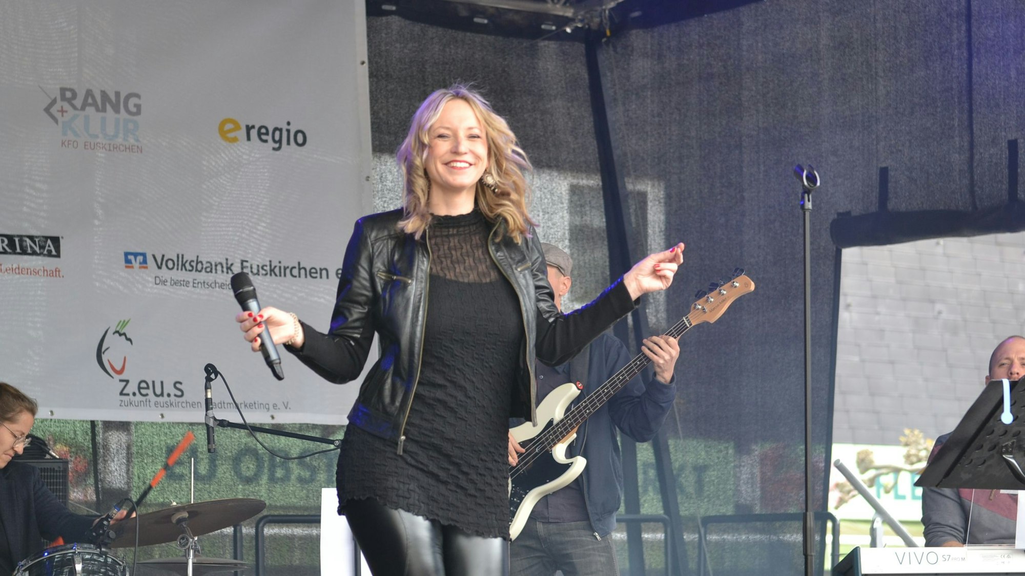 Das Bild zeigt eine Band auf der Bühne am Alten Markt.