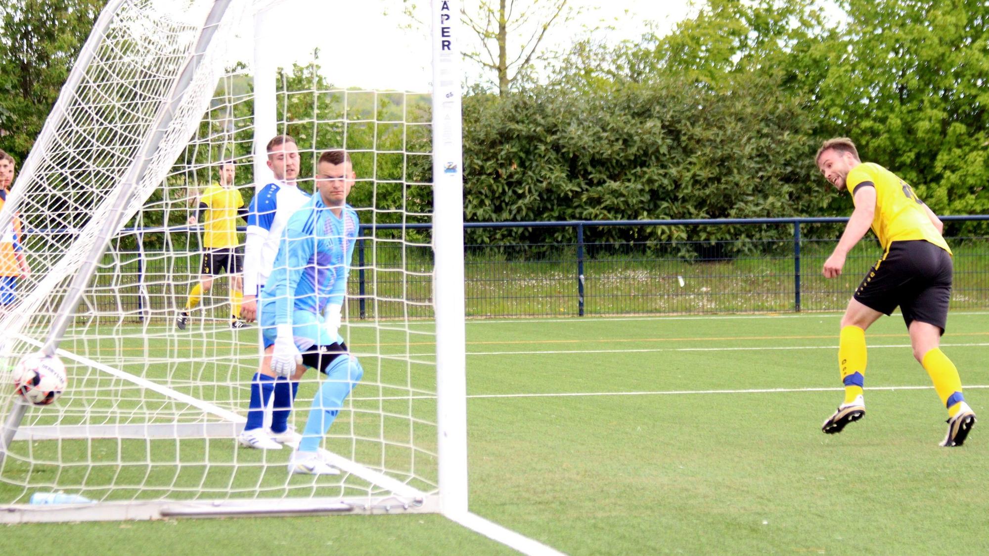 Der Ball ist im Tor, der Torwart und ein Mitspieler am kurzen Pfosten stehen auf der Linie und schauen nur noch dem Ball hinterher, genau wie der gegnerische Stürmer, der per Kopf den Ball nach einer Ecke versenkt hat.