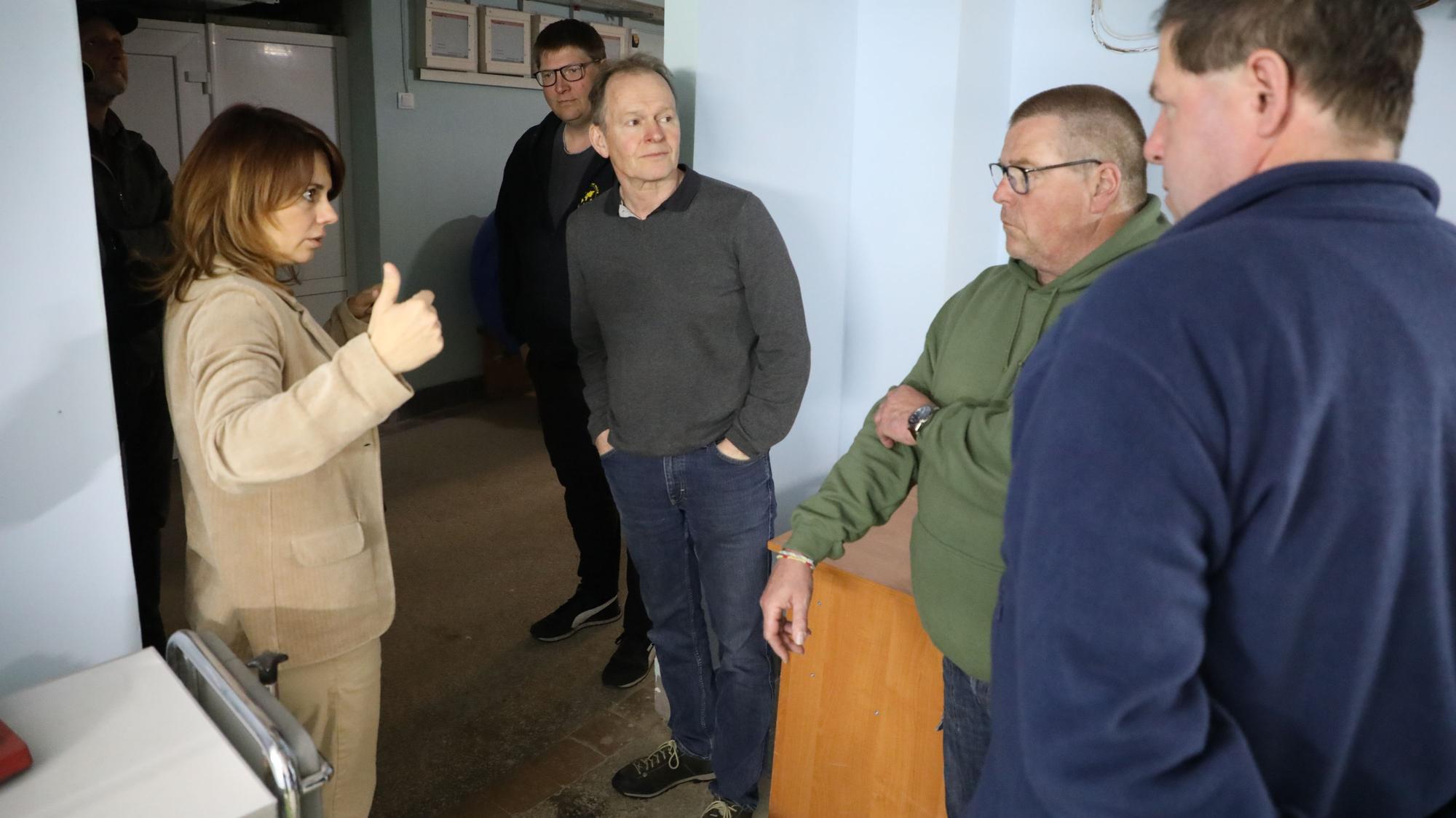 Die stellvertretende Leiterin der Kinderklinik in Lviv zeigt den Hilfstransporteuren der Humanitären Hilfe den Luftschutzraum ihrer Klinik.