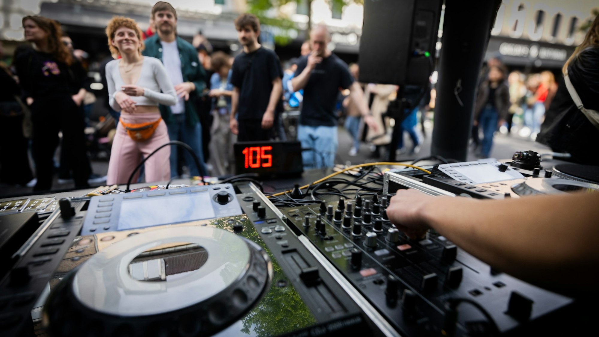Reges Treiben mit viel Musik herrschte am Wochenende beim Festival c/o pop in Ehrenfeld. Tausende Besucher waren auf der Venloer Straße unterwegs.