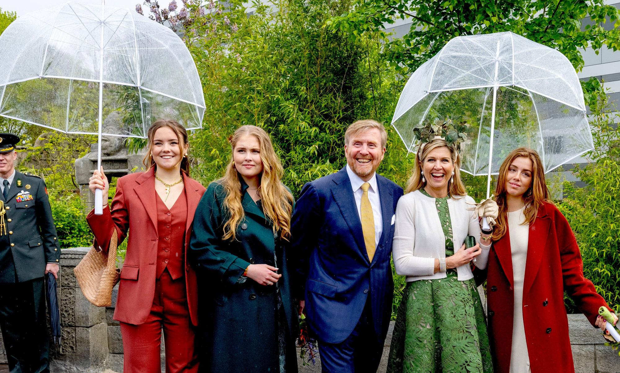 Prinzessin Ariane (l-r), Prinzessin Amalia, König Willem-Alexander, Königin Maxima und Prinzessin Alexia stehen während des Königstages zusammen.