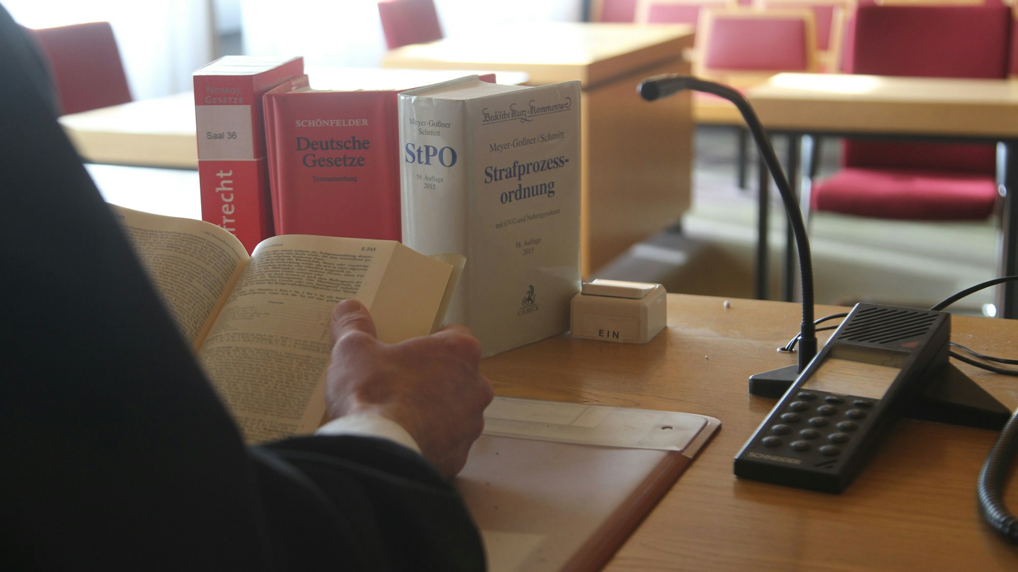 Auf dem Tisch eines Richters im Amtsgericht Siegburg stehen mehrere Gesetzestexte.