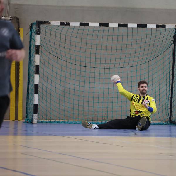 Euskirchens Torwart Aaron Wilden sitzt vor dem Tor auf dem Boden und hält den Ball in der Hand.