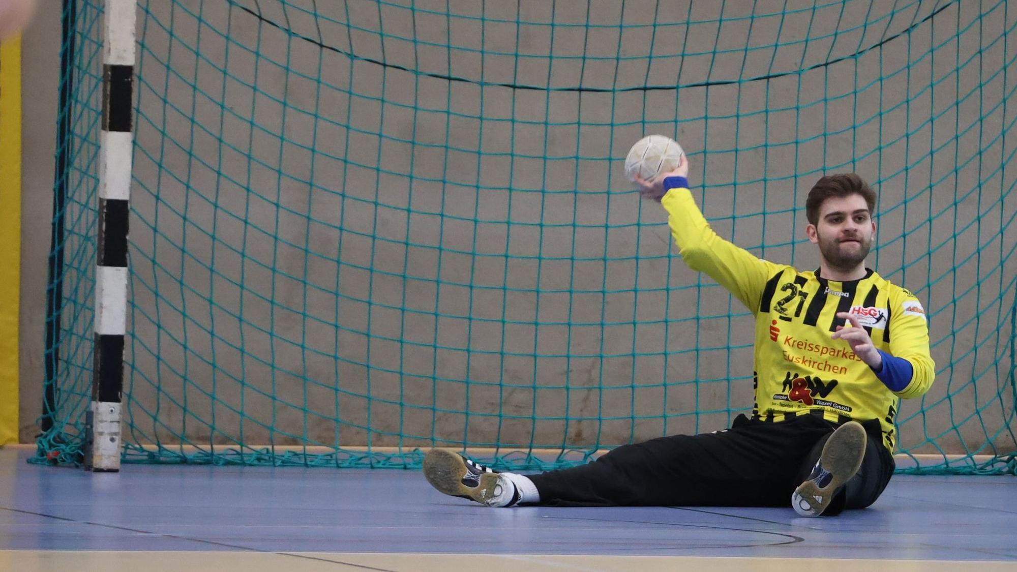 Euskirchens Torwart Aaron Wilden sitzt vor dem Tor auf dem Boden und hält den Ball in der Hand.