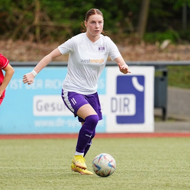 Julia Katharina Flöttchen von der SGS Essen U20 im Spiel gegen Paula Petri vom SC Fortuna Köln. Das Regionalliga Spiel endete am 23.04. 2023 auf dem Kunstrasenplatz Ardelhütte, an der Ardelhütte 166 mit 0:2.
Michael Gohl / FUNKE Foto Services