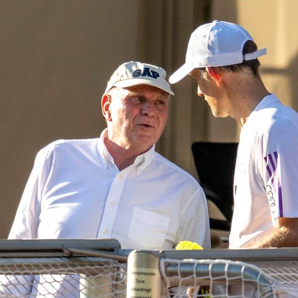 Bayern-Ehrenpräsident Uli Hoeneß im Gespräch mit Münchens Trainer Thomas Tuchel.