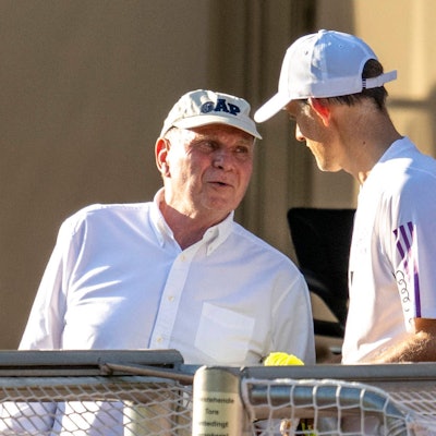 Bayern-Ehrenpräsident Uli Hoeneß im Gespräch mit Münchens Trainer Thomas Tuchel.