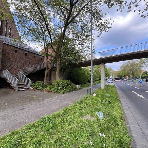 Die Treppe zur Brücke über die Theodor-Heuss-Straße in Finkenberg ist in so einem schlechten Zustand, dass sie abgerissen und neu gebaut werden soll.