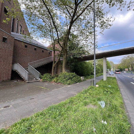 Die Treppe zur Brücke über die Theodor-Heuss-Straße in Finkenberg ist in so einem schlechten Zustand, dass sie abgerissen und neu gebaut werden soll.