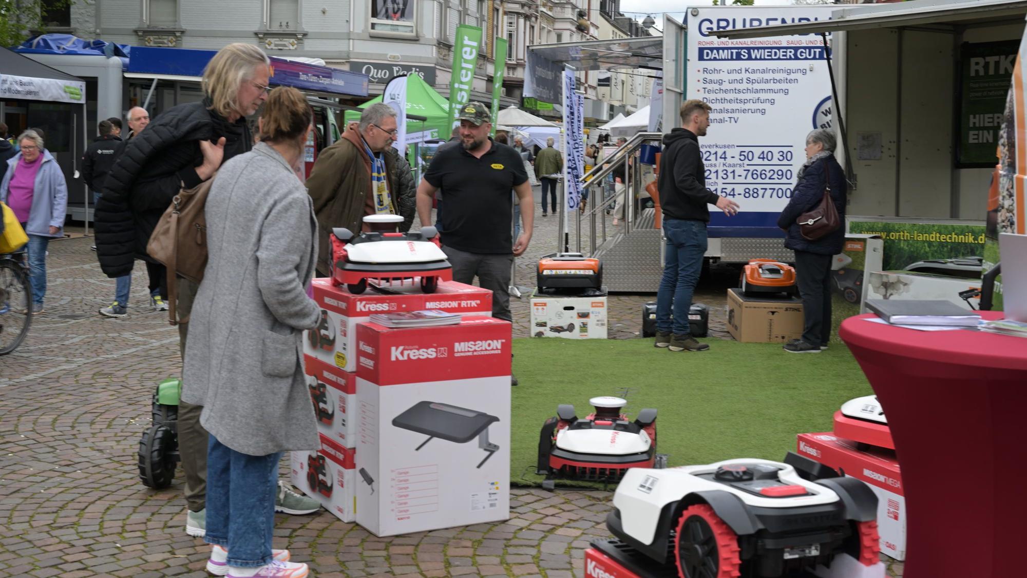 Interessierte stehen an einem Stand.