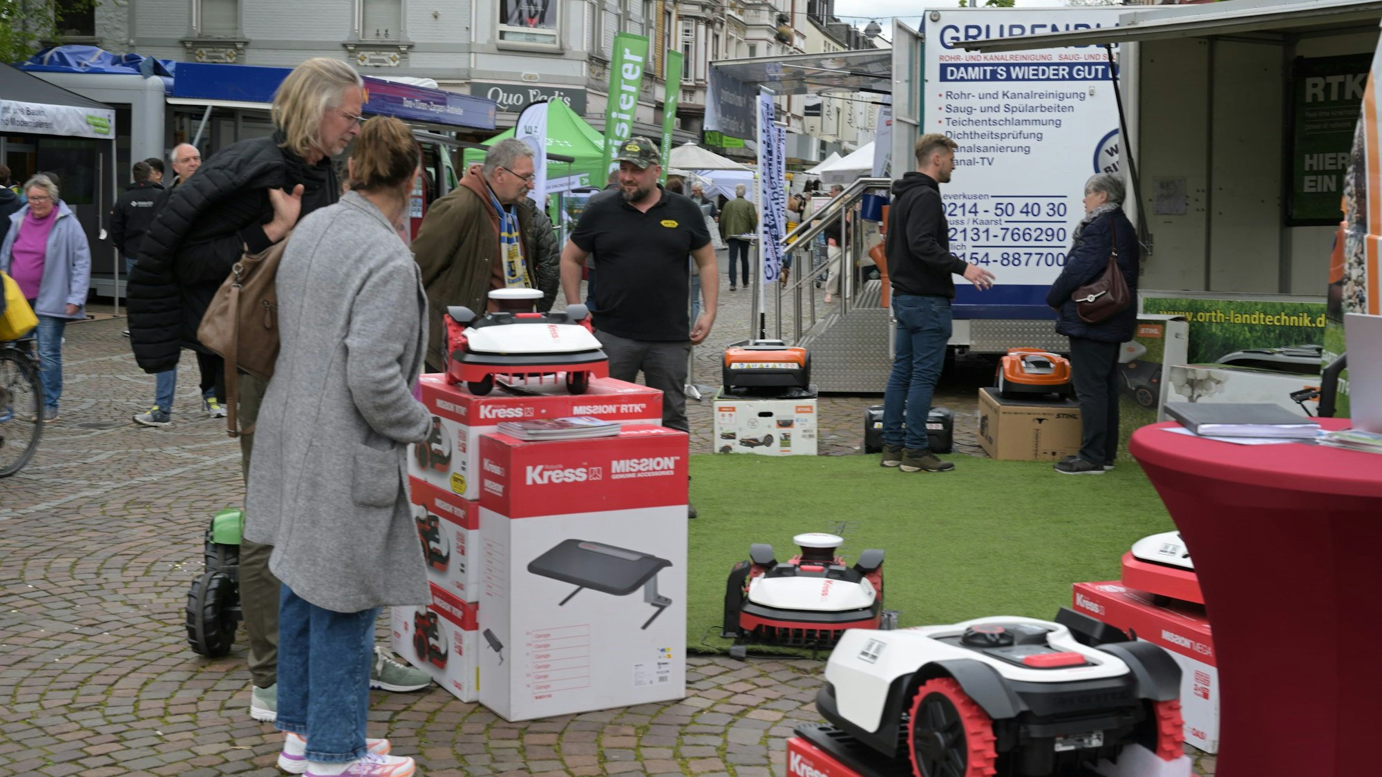 Interessierte stehen an einem Stand.