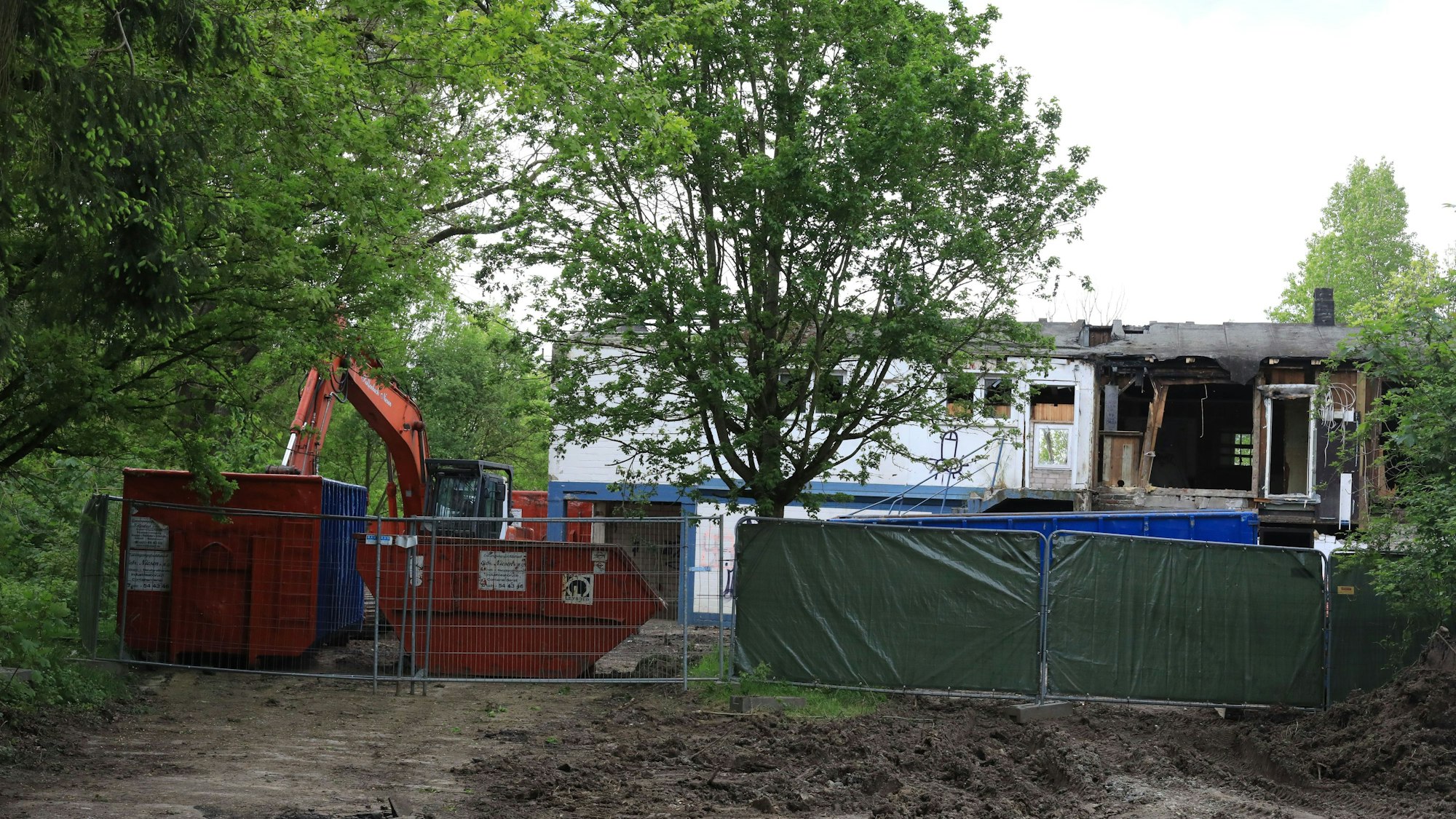 Die ersten Arbeiten für den Abriss des Strandbads in Porz-Langel haben begonnen.