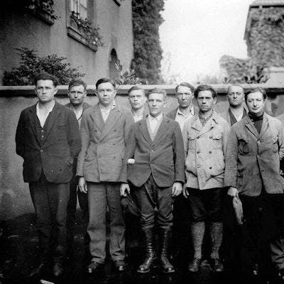 Auf dem Foto sind einige der 1933 Festgenommenen zu sehen.