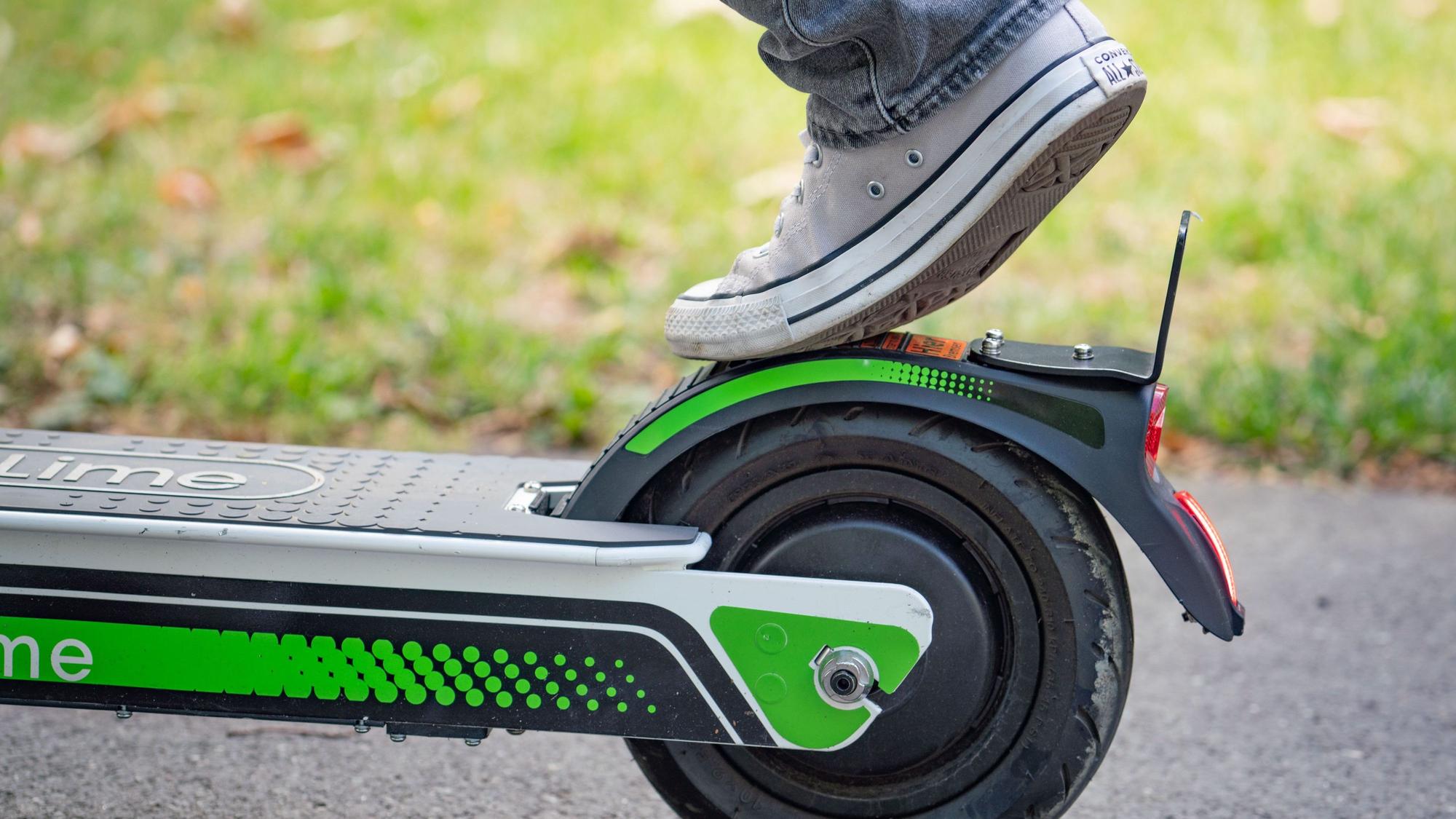 Zu zweit auf einem E-Scooter zu fahren ist nicht nur verboten, sondern auch gefährlich. (Symbolbild)