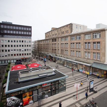 An der Fußgängerzone Breite Straße ziert die denkmalgeschützte Fassade des früheren Kaufhauses Peters das Karstadt-Gebäude.