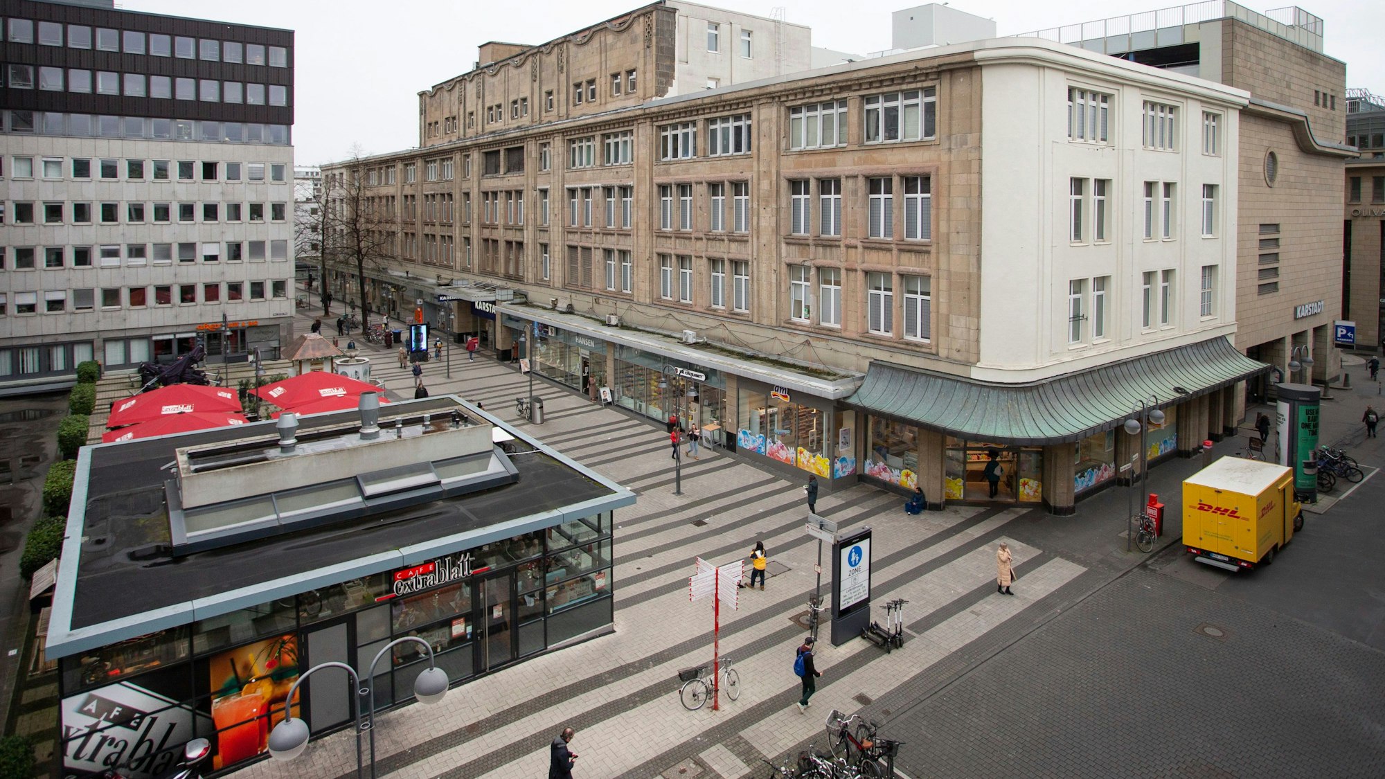 An der Fußgängerzone Breite Straße ziert die denkmalgeschützte Fassade des früheren Kaufhauses Peters das Karstadt-Gebäude.