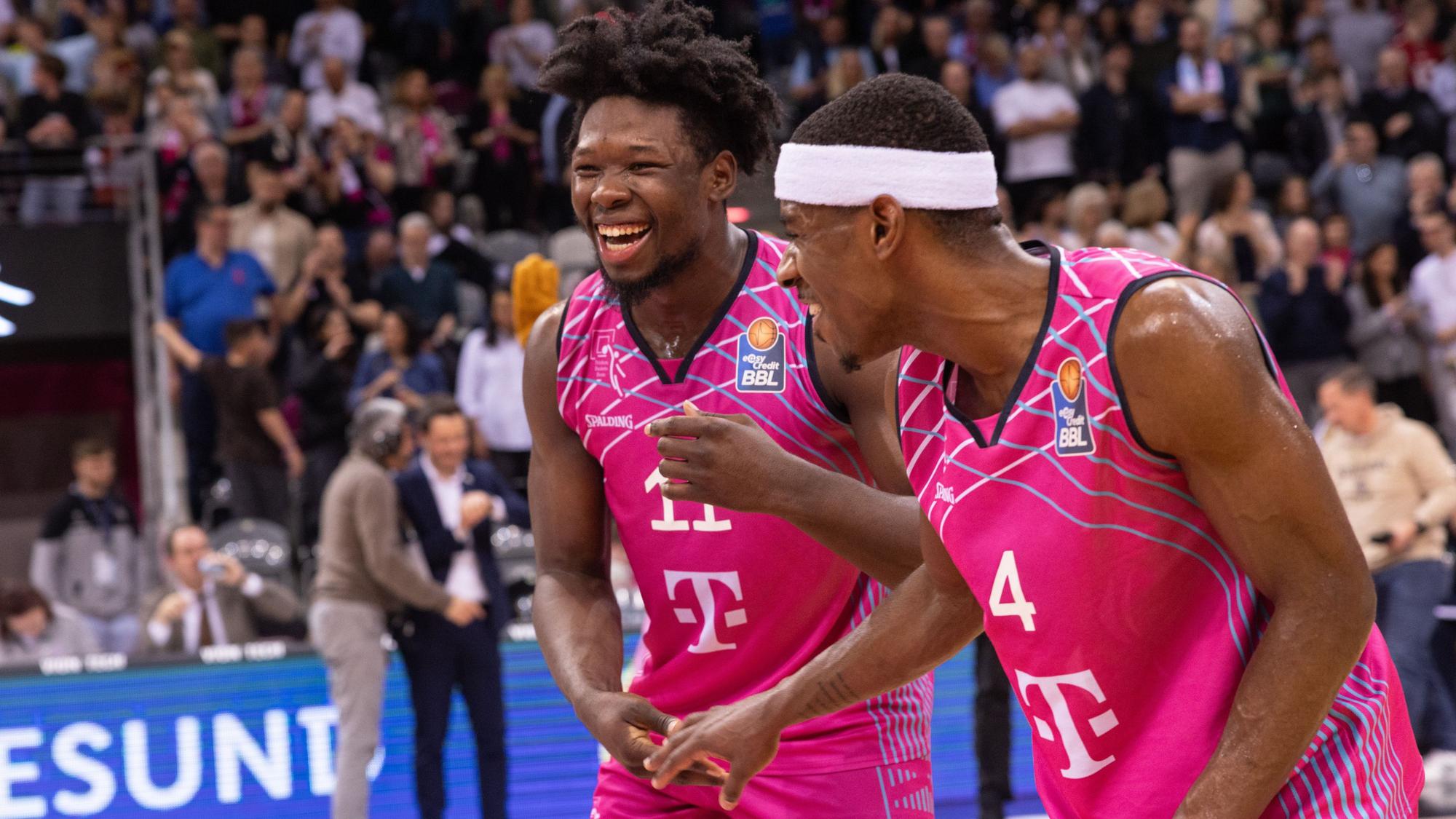 Bester Stimmung waren Brian Fobbs (l.) und Glynn Watson nach dem klaren Sieg gegen Rostock.