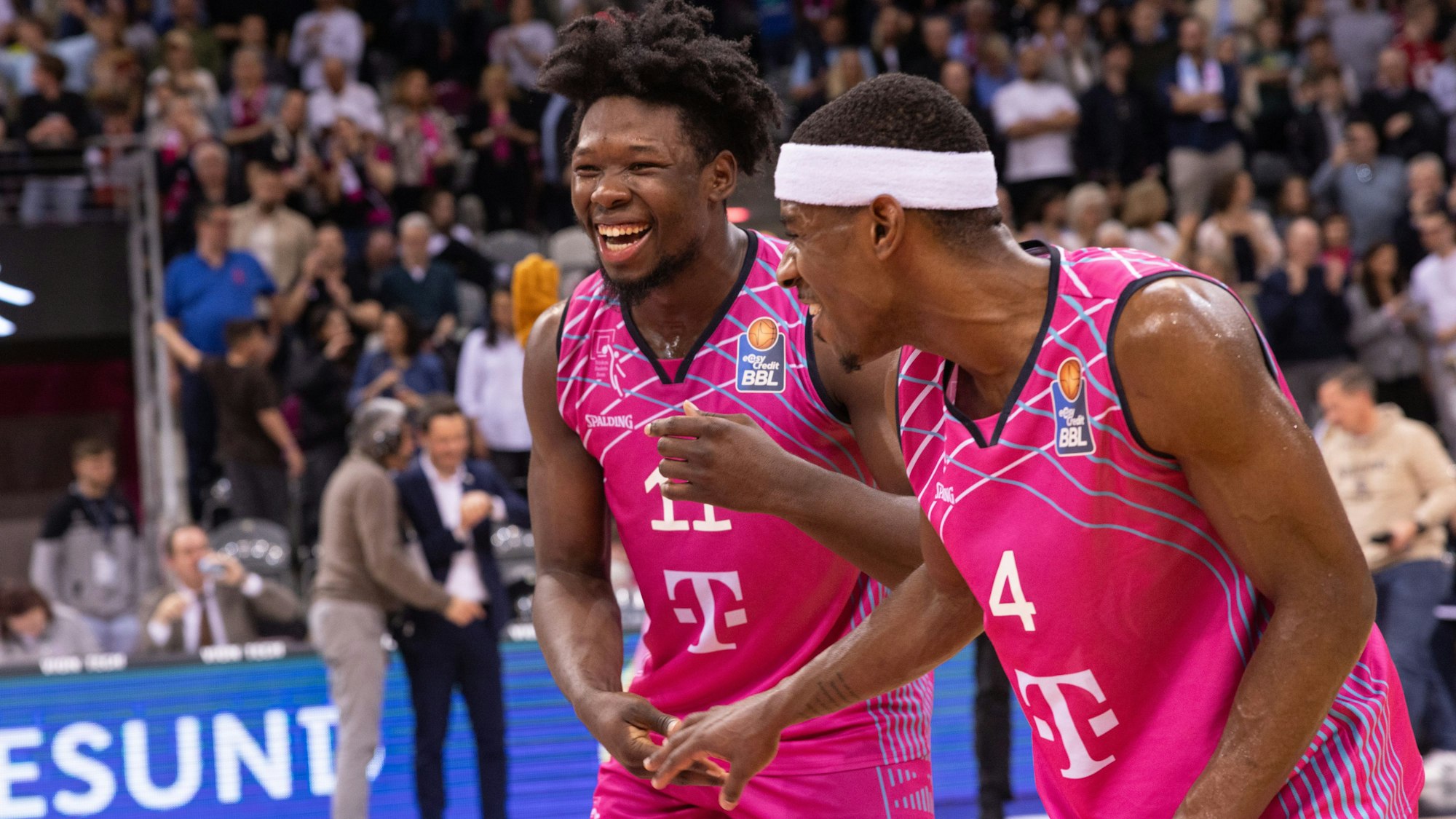 Bester Stimmung waren Brian Fobbs (l.) und Glynn Watson nach dem klaren Sieg gegen Rostock.