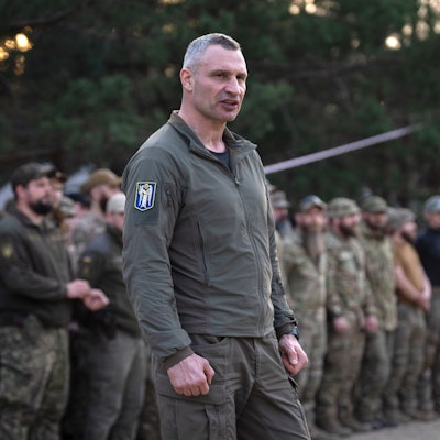 Der Bürgermeister von Kiew, Vitali Klitschko, spricht zu Soldaten der ukrainischen Nationalgarde (Symbolbild). Wolodymyr Selenskyj hat offenbar kein Interesse mehr, mit ihm zu reden.
