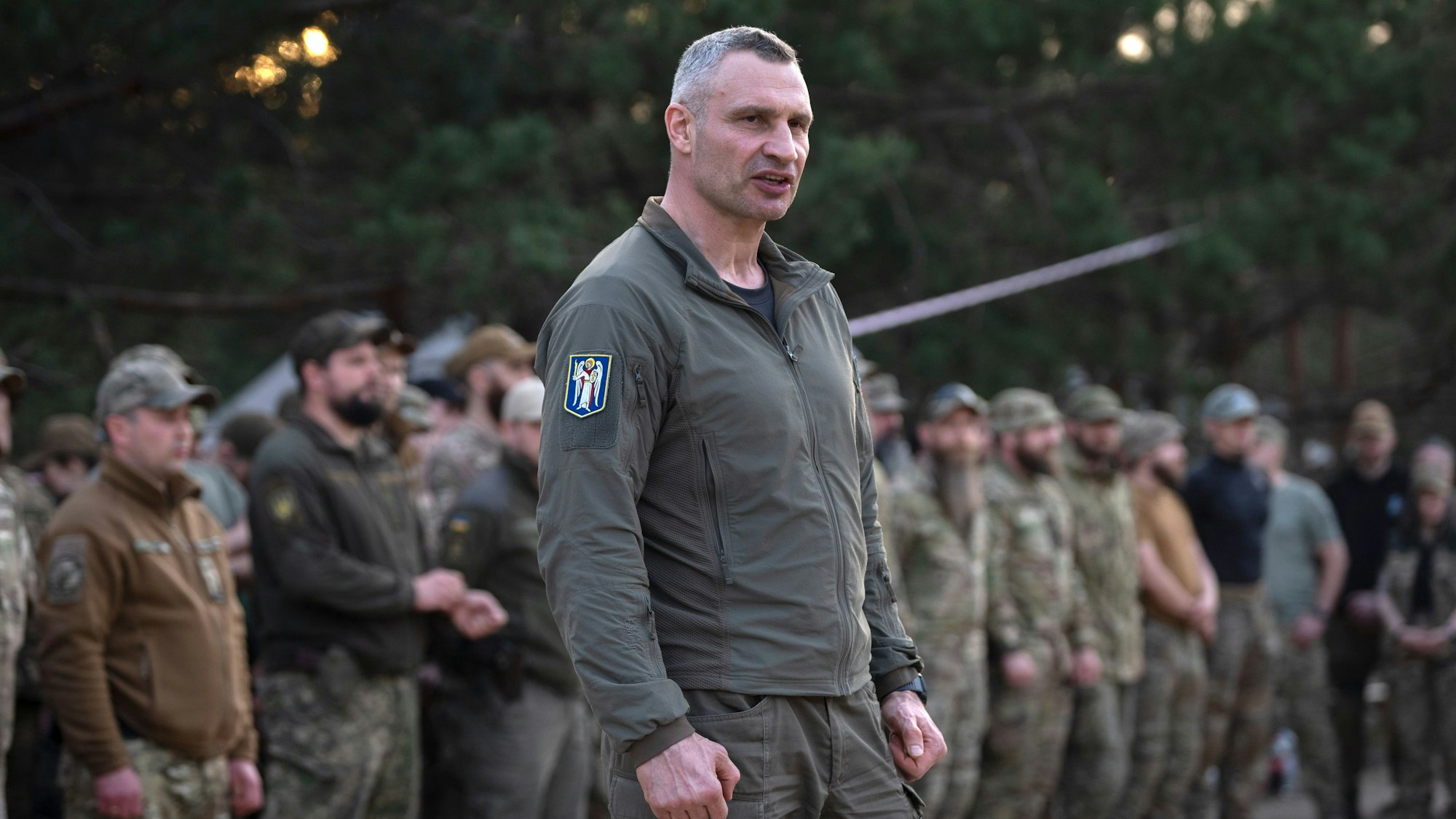 Der Bürgermeister von Kiew, Vitali Klitschko, spricht zu Soldaten der ukrainischen Nationalgarde (Symbolbild). Wolodymyr Selenskyj hat offenbar kein Interesse mehr, mit ihm zu reden.