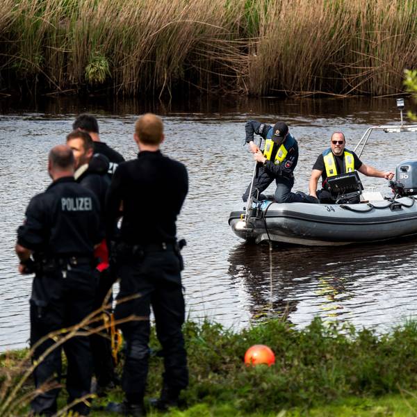 29.04.2024, Niedersachsen, Kranenburg: Ein Sonarboot der Polizei fährt während der Suche nach einem vermissten Jungen auf der Oste. Der sechs Jahre alte Arian aus Elm bleibt auch nach einer Woche vermisst. Foto: Daniel Bockwoldt/dpa +++ dpa-Bildfunk +++