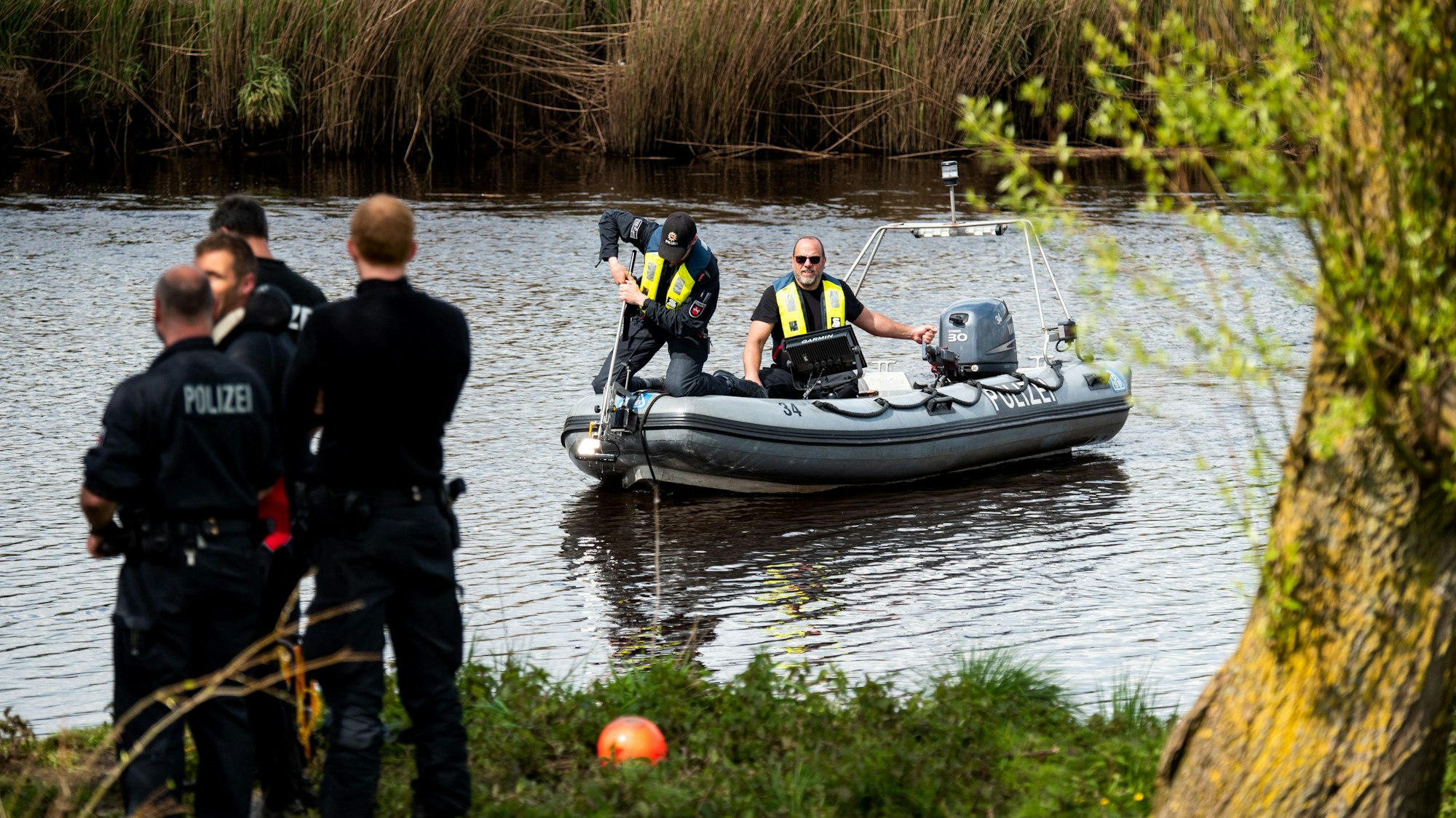 29.04.2024, Niedersachsen, Kranenburg: Ein Sonarboot der Polizei fährt während der Suche nach einem vermissten Jungen auf der Oste. Der sechs Jahre alte Arian aus Elm bleibt auch nach einer Woche vermisst. Foto: Daniel Bockwoldt/dpa +++ dpa-Bildfunk +++