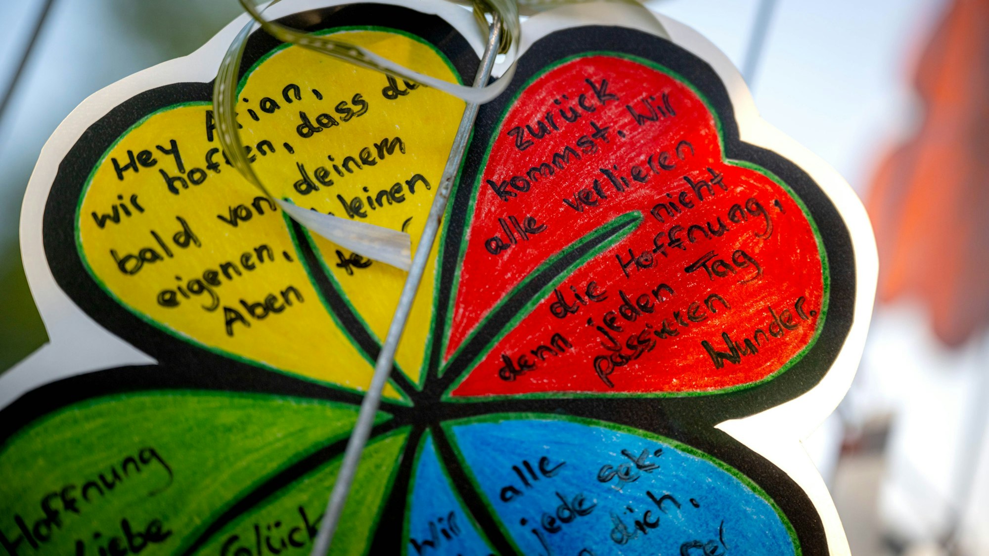 „Wir alle verlieren nicht die Hoffnung“ steht auf einem von Kindern gebastelten Kleeblatt. Der sechs Jahre alte Arian aus Elm wird weiter vermisst.