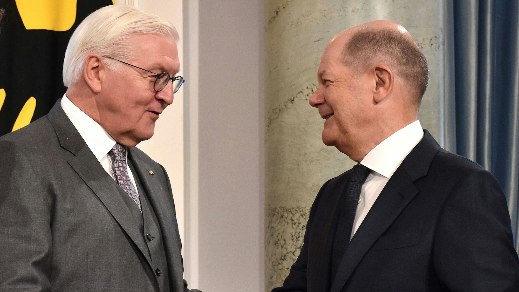 Bundespräsident Frank-Walter Steinmeier und Bundeskanzler Olaf Scholz im Schloss Bellevue. (Archivbild)