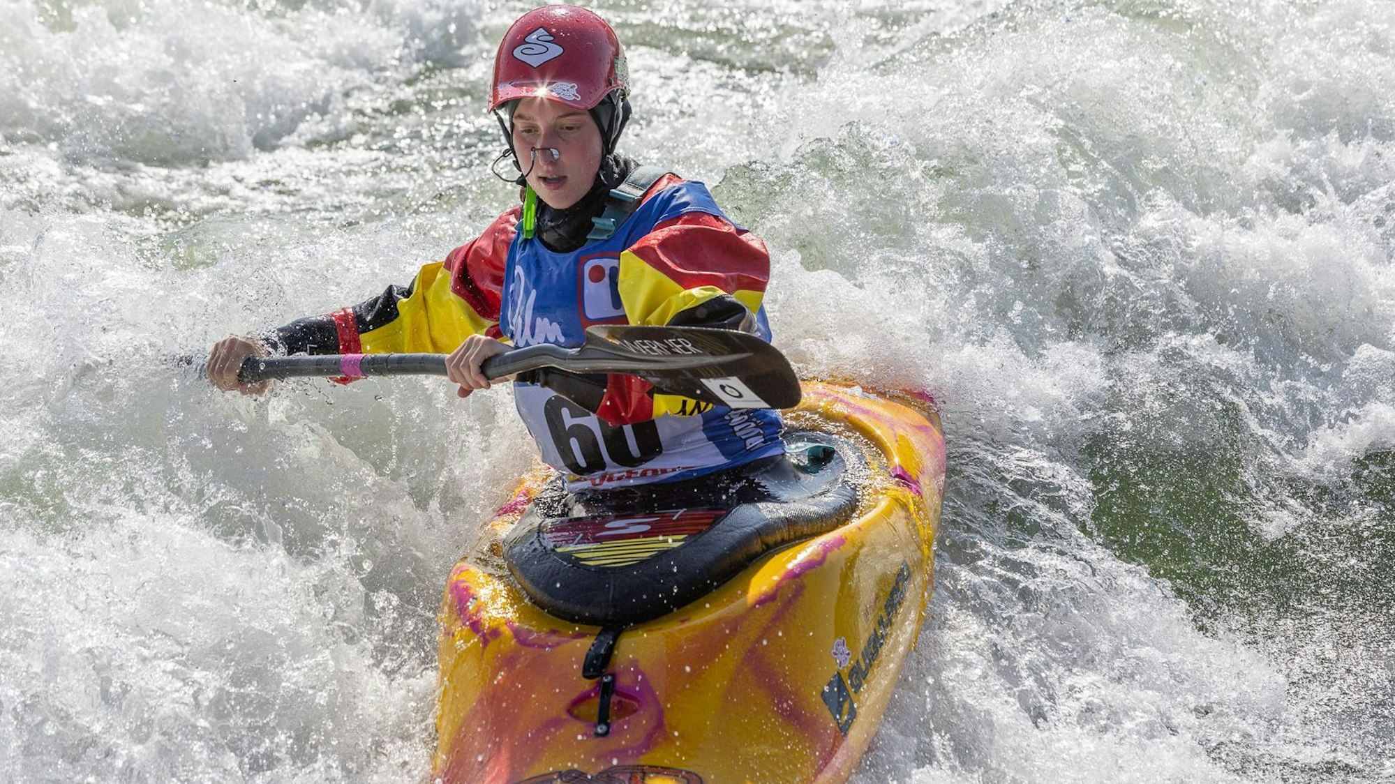 Kanutin Naya Daruwala aus Köln-Porz bei der Deutschen Meisterschaft im Kanu-Freestyle in der Klasse K1.
