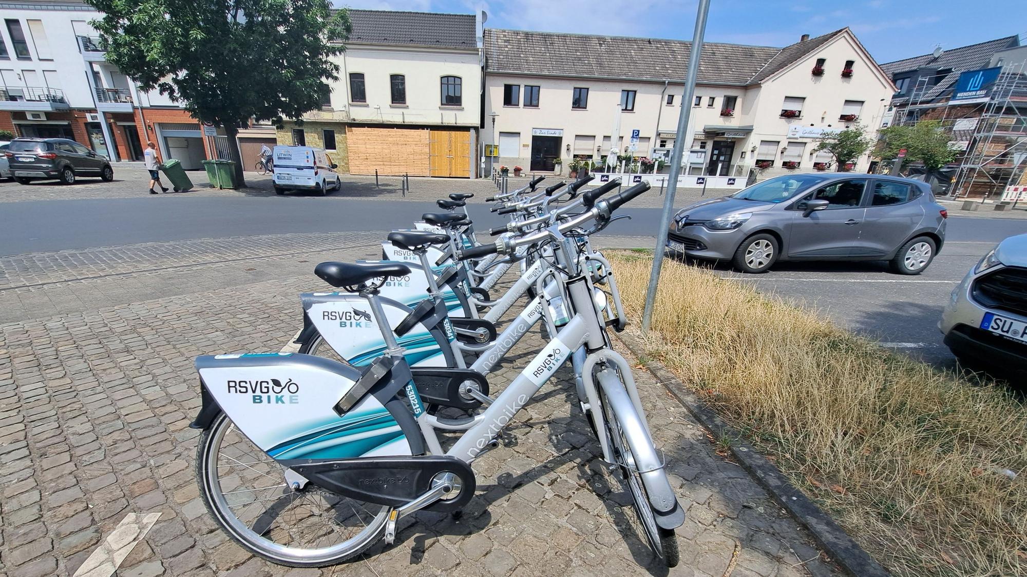 Auf dem Marktplatz in Niederkassel-Rheidt warten sogenannte RSVG-Bikes darauf, ausgeliehen zu werden.