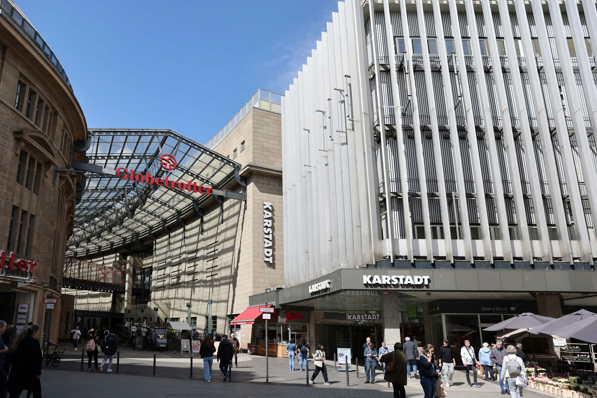 Das Karstadt-Gebäude (r.) grenzt direkt an die Passage des Olivandenhofs (l.) an, wo der Outdoor-Ausrüster Globetrotter sitzt.