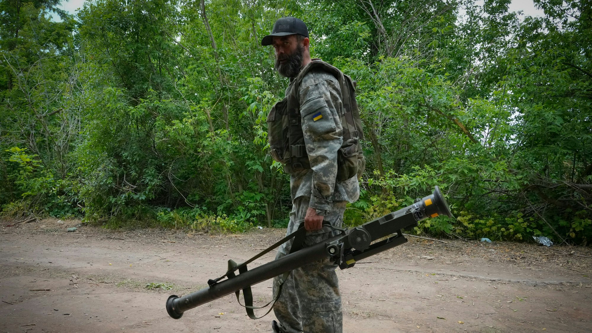 Ein ukrainischer Soldat trägt eine von den USA gelieferte Flugabwehrrakete in der ostukrainischen Region Donezk. (Symbolbild)