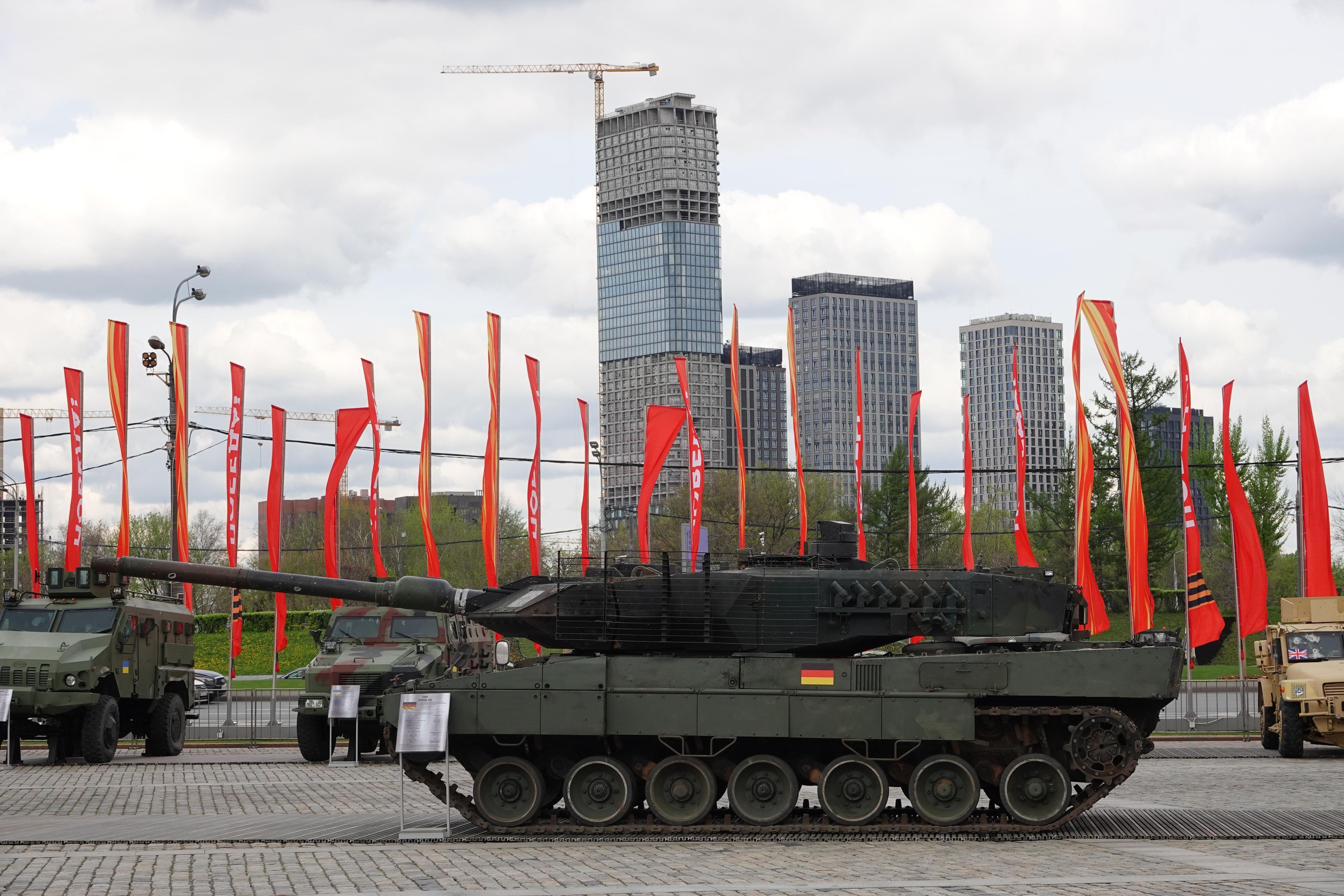 Ein nach russischen Angaben in der Ukraine erbeuteter deutscher Leopard-2-Kampfpanzer wird bei der Kriegstrophäen-Schau in Moskau gezeigt.