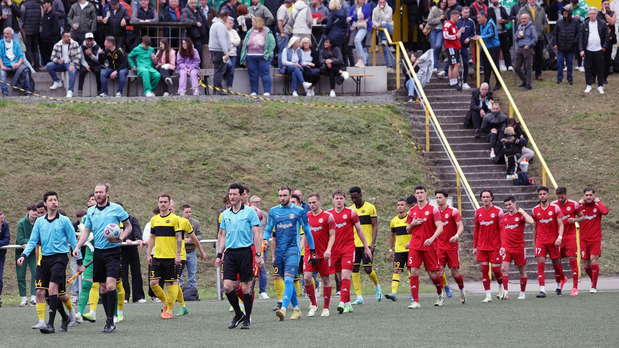 Die Mannschaften betreten den Rasen.