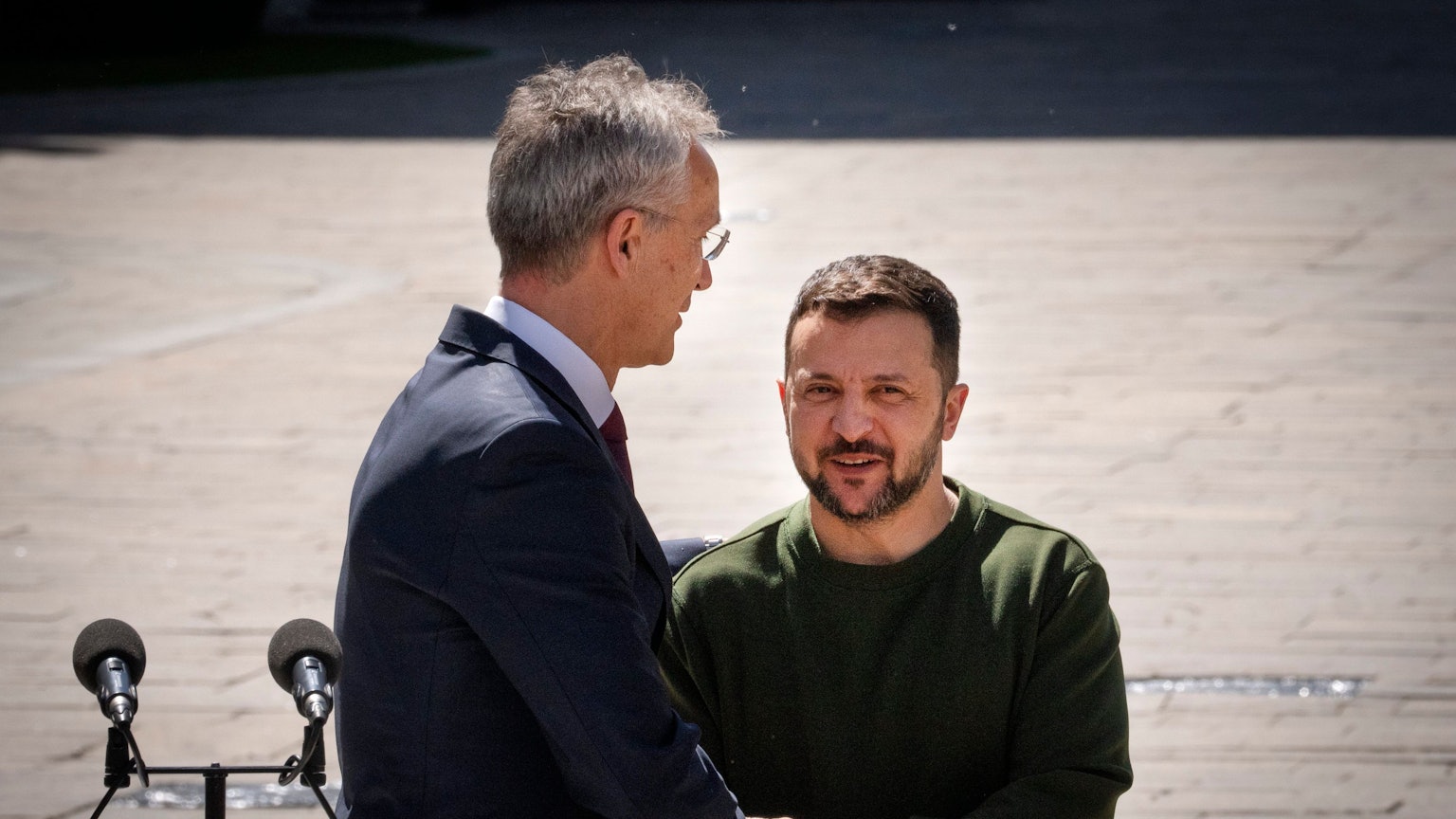 Wolodomyr Selenskyj (r.) und Jens Stoltenberg geben sich die Hände.