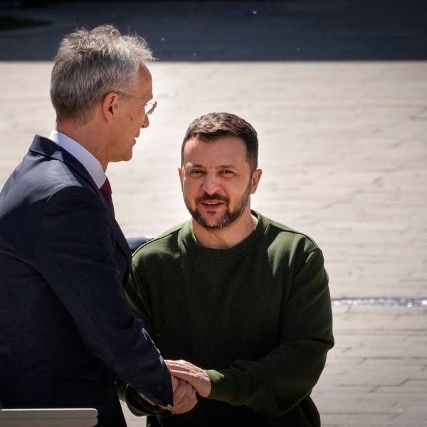 Wolodomyr Selenskyj (r.) und Jens Stoltenberg geben sich die Hände.