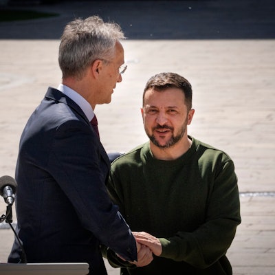 Wolodomyr Selenskyj (r.) und Jens Stoltenberg geben sich die Hände.