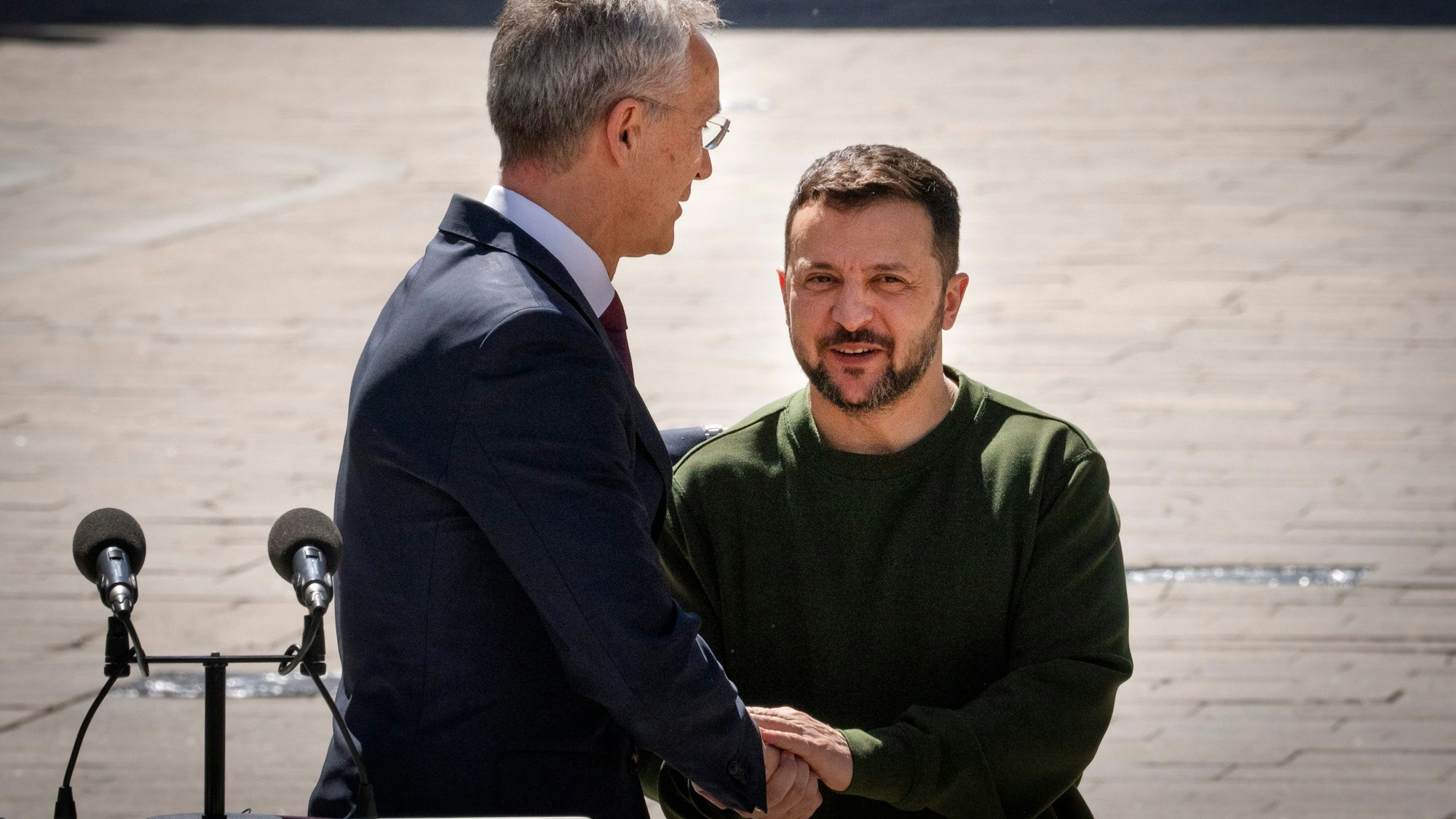 Wolodomyr Selenskyj (r.) und Jens Stoltenberg geben sich die Hände.