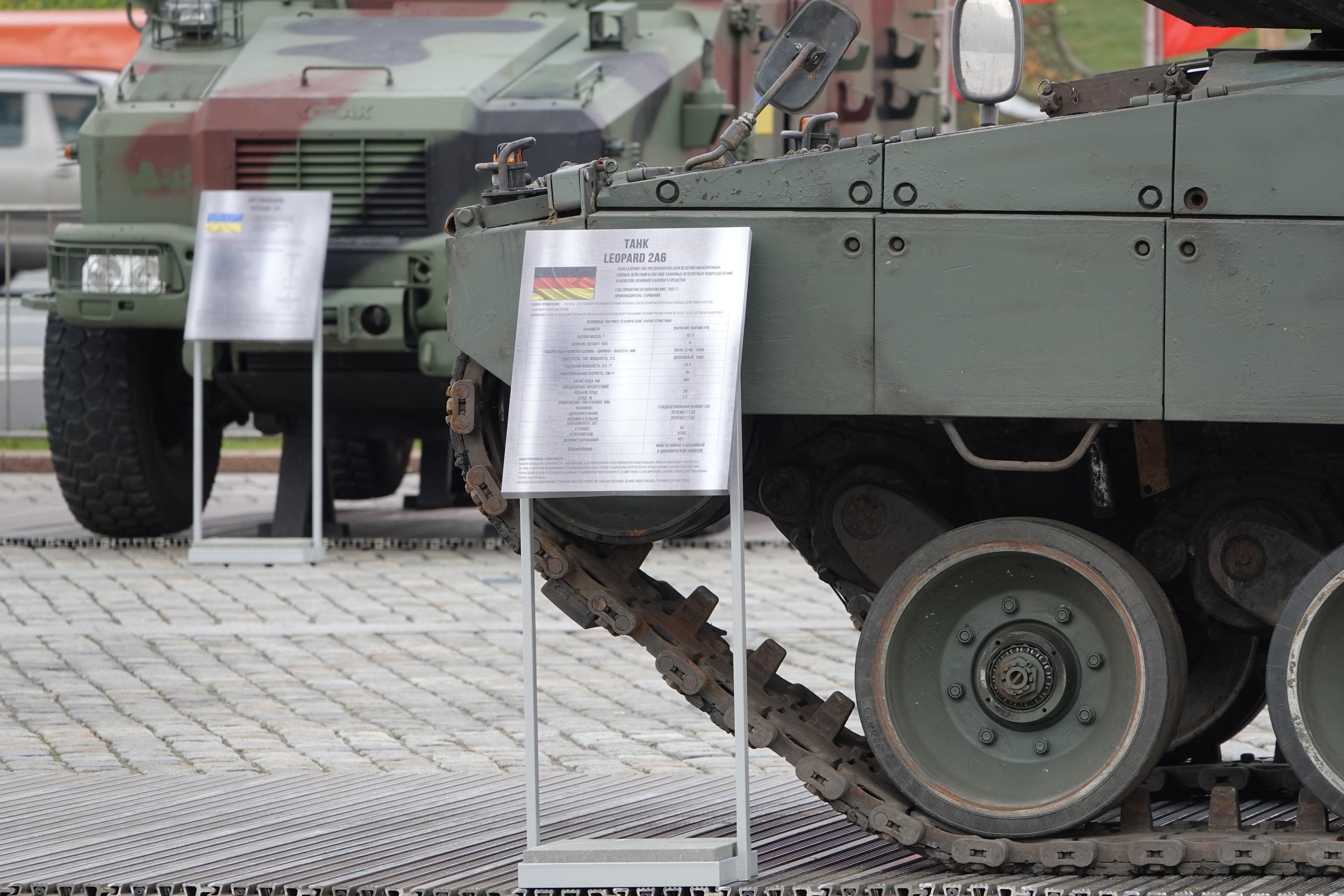28.04.2024, Russland, Moskau: Ein nach russischen Angaben in der Ukraine erbeuteter deutscher Leopard-2-Kampfpanzer steht bei einer Schau zu Kriegstrophäen im Park Pobedy (Park des Sieges). Am 9. Mai feiert Russland den Tag des Sieges der Sowjetunion über Nazideutschland im Zweiten Weltkrieg. Die neue Ausstellung in dem Park ist dem seit mehr als zwei Jahren andauernden russischen Angriffskieg gegen die Ukraine gewidmet und soll den Siegeswillen Moskaus unterstreichen. (zu dpa: «Kriegstrophäen in Moskau: Leopard und Marder bei Ausstellung zu sehen») Foto: Ulf Mauder/dpa +++ dpa-Bildfunk +++