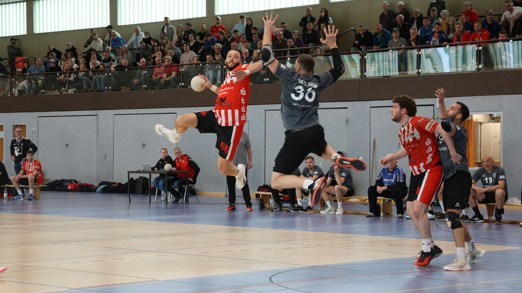 Ein Euskirchener Spieler steigt zum Sprungwurf hoch, ein Zülpicher Gegner versuch zu blocken.