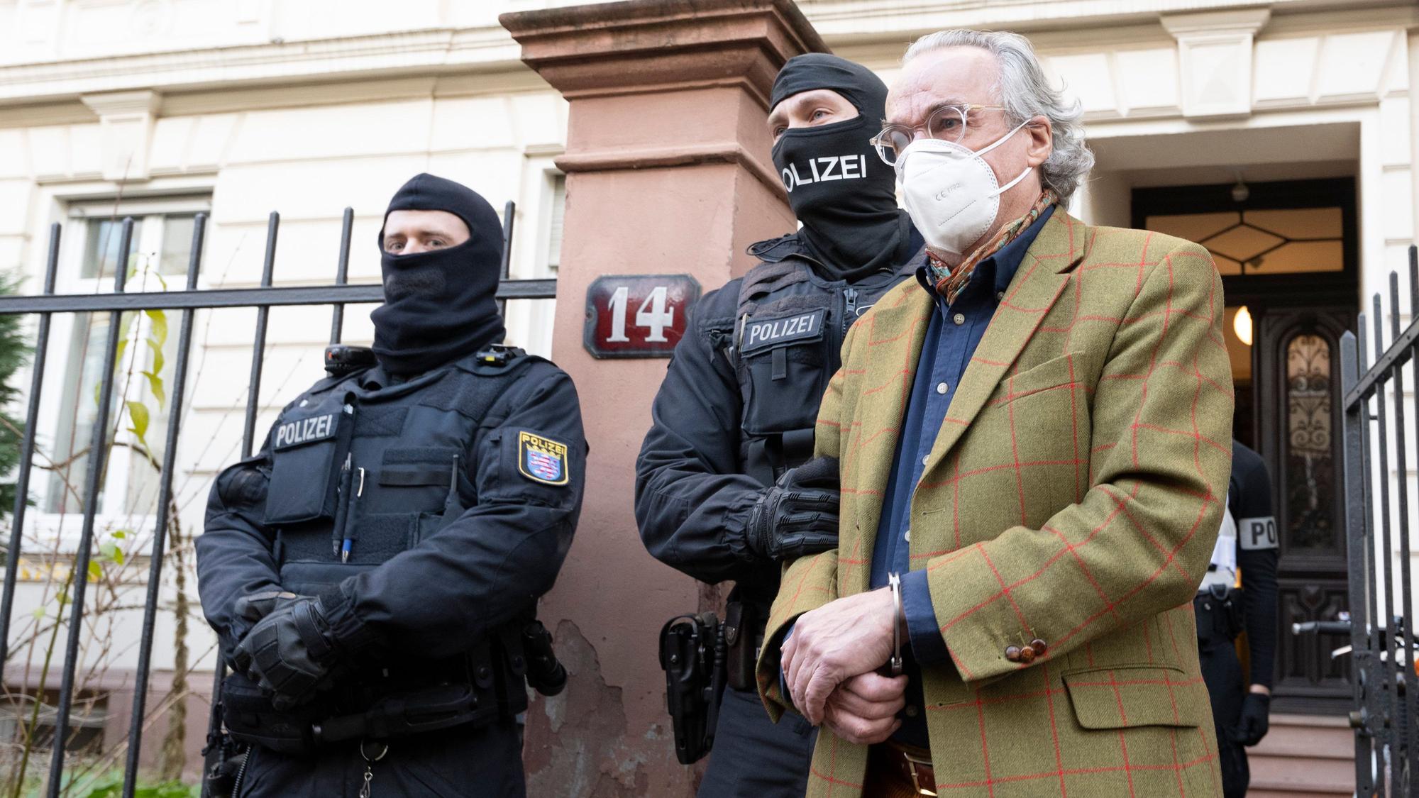 Bei einer Razzia gegen sogenannte «Reichsbürger» führen vermummte Polizisten, nach der Durchsuchung eines Hauses Heinrich XIII Prinz Reuß (r) zu einem Polizeifahrzeug. Neun mutmaßliche «Reichsbürger» der Gruppe um Heinrich XIII. Prinz Reuß müssen sich ab Montag (9.00 Uhr) vor dem Oberlandesgericht Stuttgart verantworten. Ihnen wird die Mitgliedschaft in einer terroristischen Vereinigung vorgeworfen und die sogenannte «Vorbereitung eines hochverräterischen Unternehmens». +++