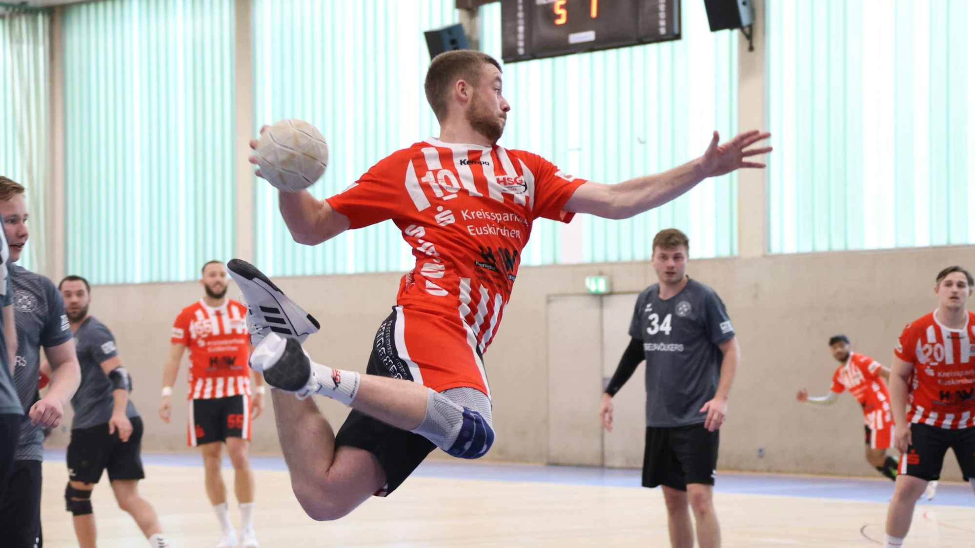 Felix Berbuir zeigt eine vorbildliche Körperhaltung beim Sprungwurf. Da schauen sogar Gegner und Teamkollegen zu.