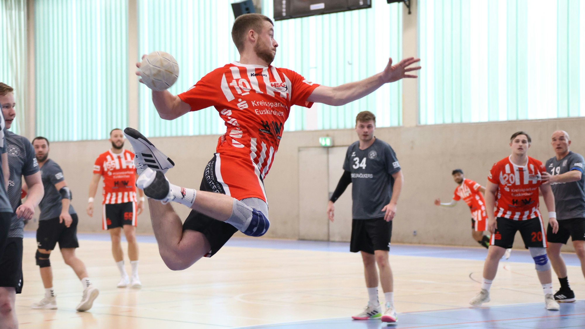 Das Bild zeigt eine starke Toraktion von Euskirchens Felix Berbuir, der hoch in die Luft gesprungen ist.