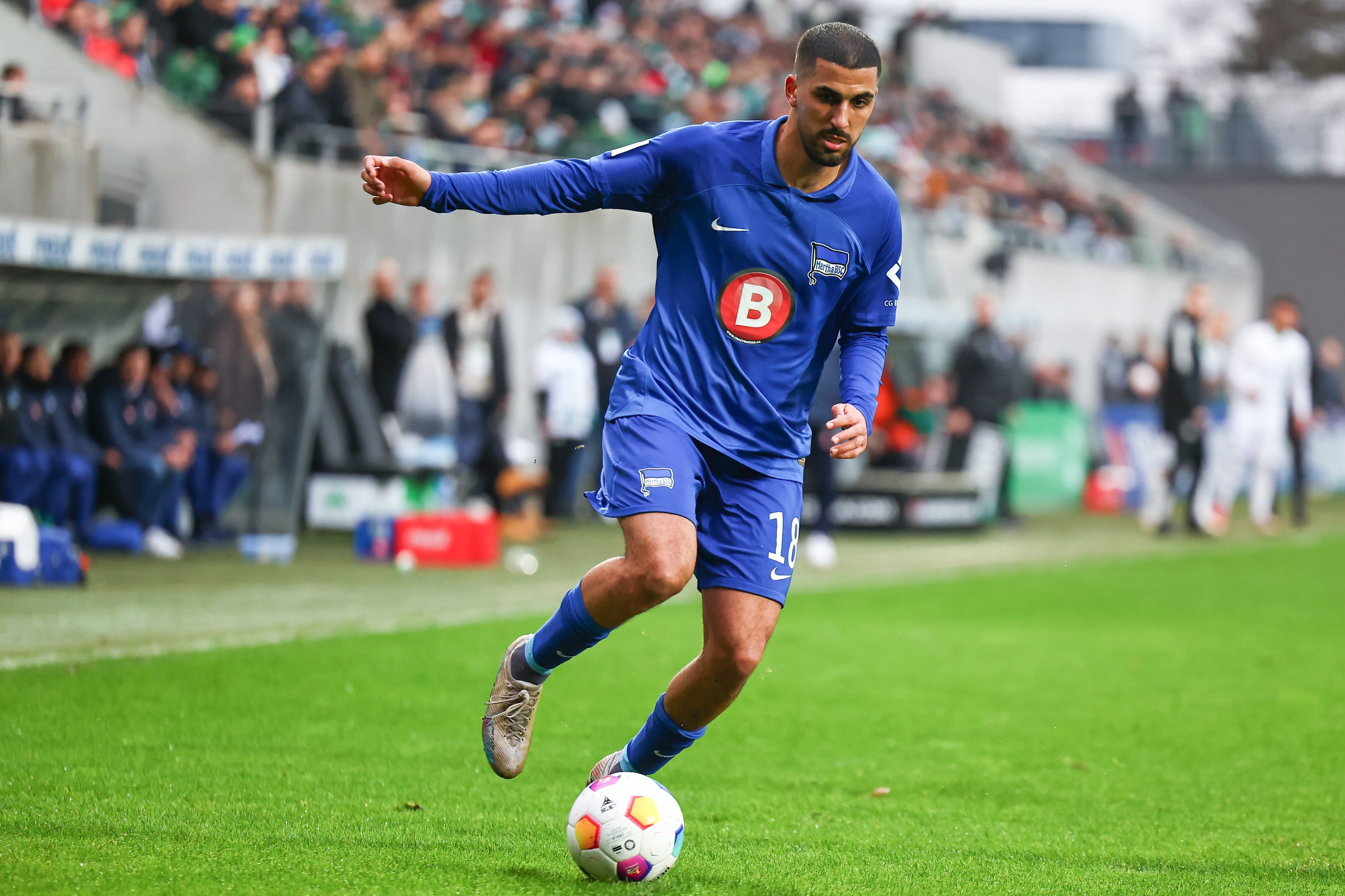 Zu sehen ist Fußball-Profi Aymen Barkok von Hertha BSC, der Fußball spielt.