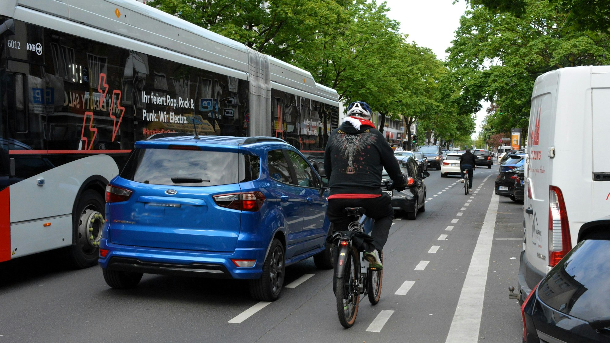 Autofahrer überholt Radfahrer auf der Kalker Hauptstraße